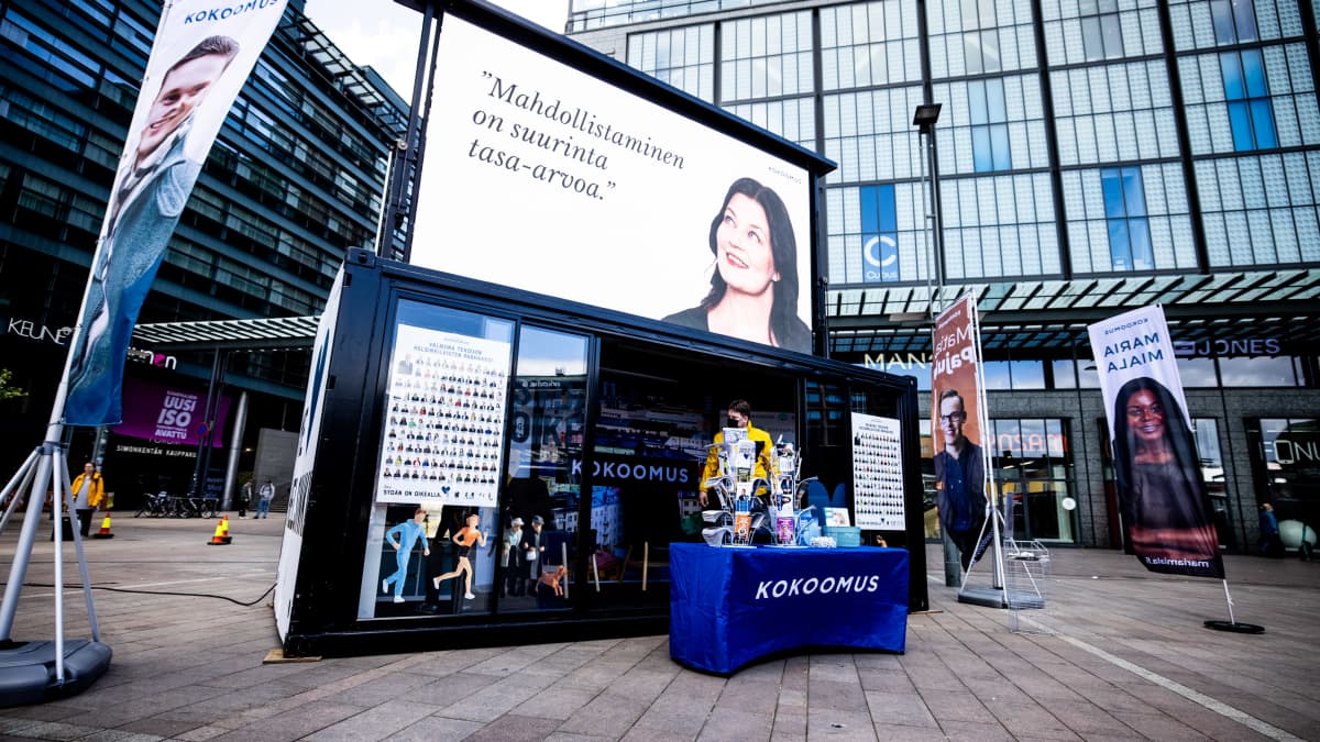 Kokoomuksen kampanjoimassa kuntavaaleihin Helsingin Kampissa.