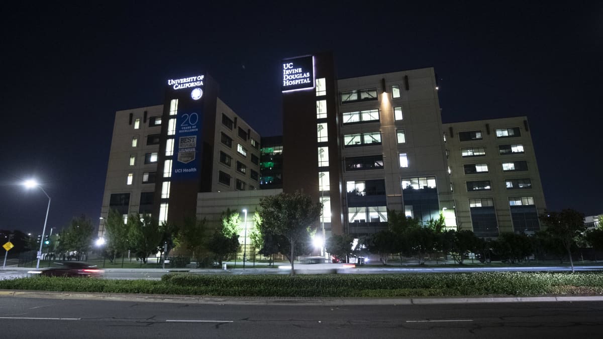 UC Irvine Douglas -sairaala kuvattuna pimeässä.