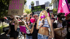 Mielenosoittajia kadulla kyltteineen, mukana myös iso pahvikuva Britney Spearsista