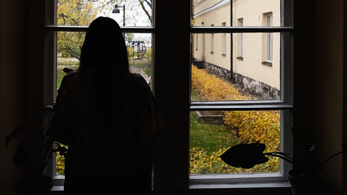 hanna Bergholm katsoo ulos ikkunasta lapinlahden sairaalassa.
