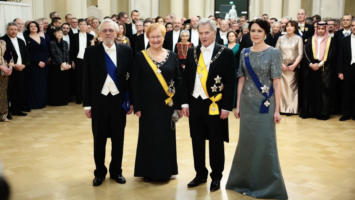 Presidenterna Halonen och Niinistö med gemål på en gemensam gruppbild på slottet.