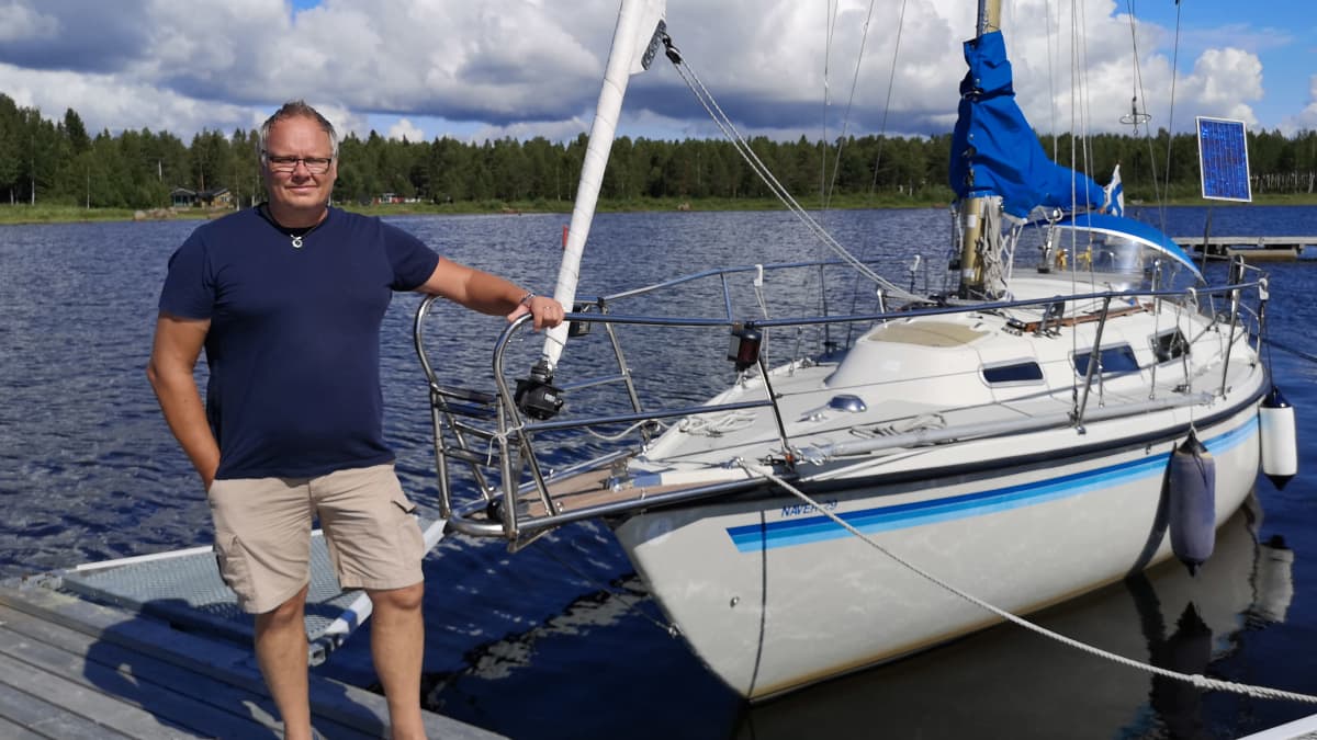 Marko Mehtälä venesataman laiturilla purjeveneen edessä.