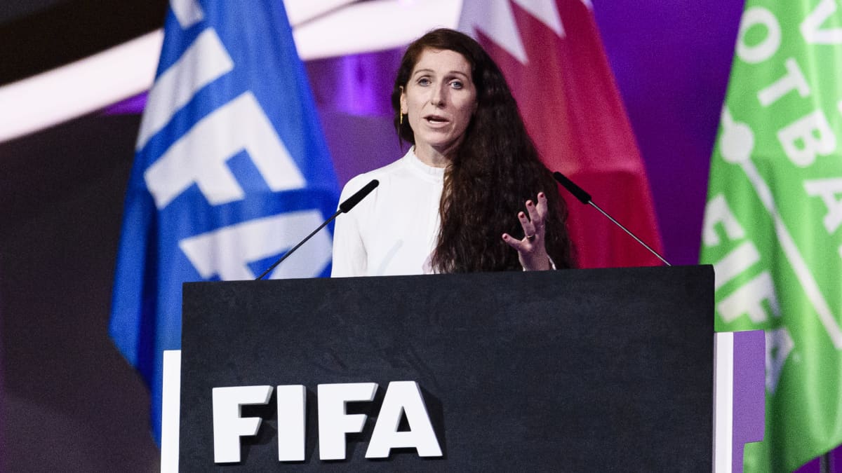 Lise Klaveness puhuu Fifa pömpelin edessä.