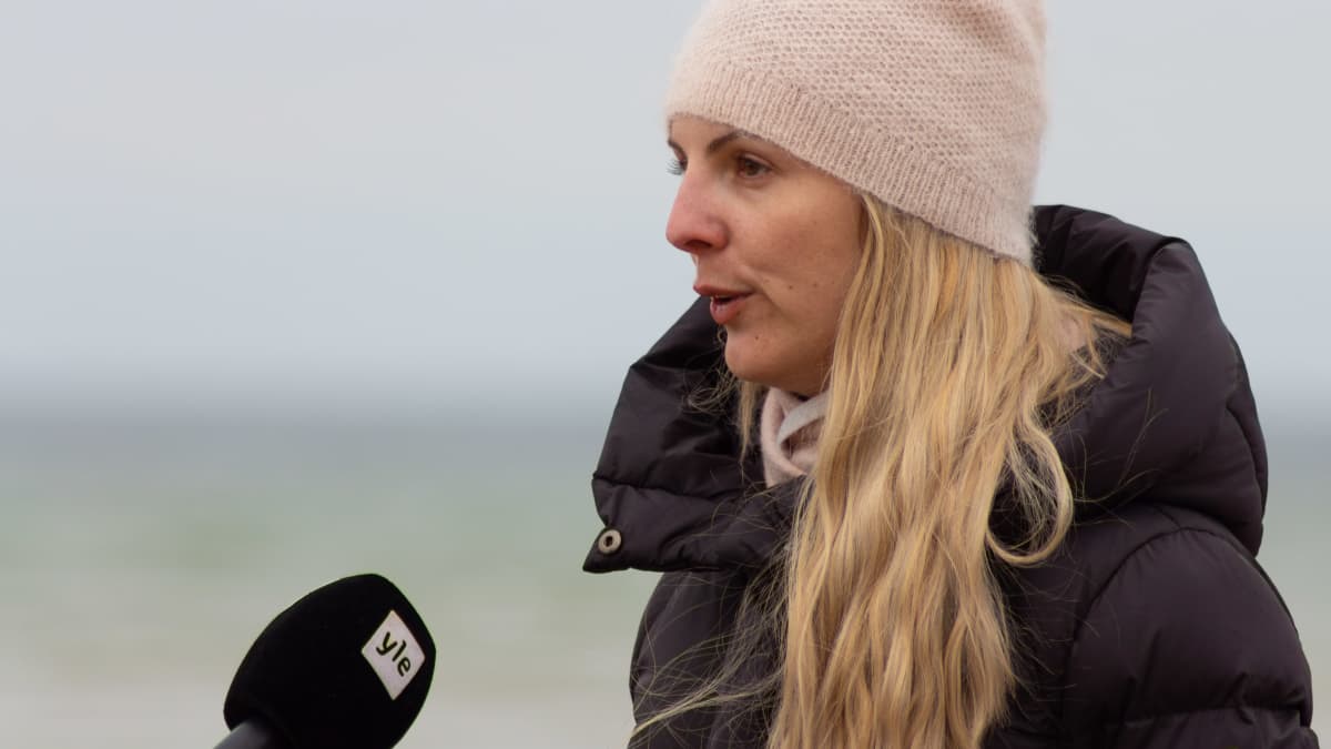 Kansalaisaktivisti Annika Moisescot antaa haastattelua Ylelle.