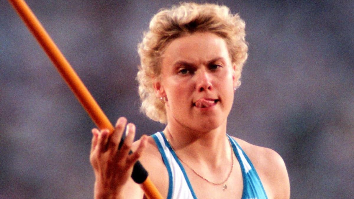 Heli Rantanen keskittyy kieli keskellä suuta ennen heittoaan Atlantan olympialaisten keihäsfinaalissa vuonna 1996.