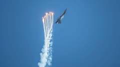 F/A-18 Hornet -monitoimihävittäjä ja sen omasuojajärjestelmiin kuuluvia soihtuja. 