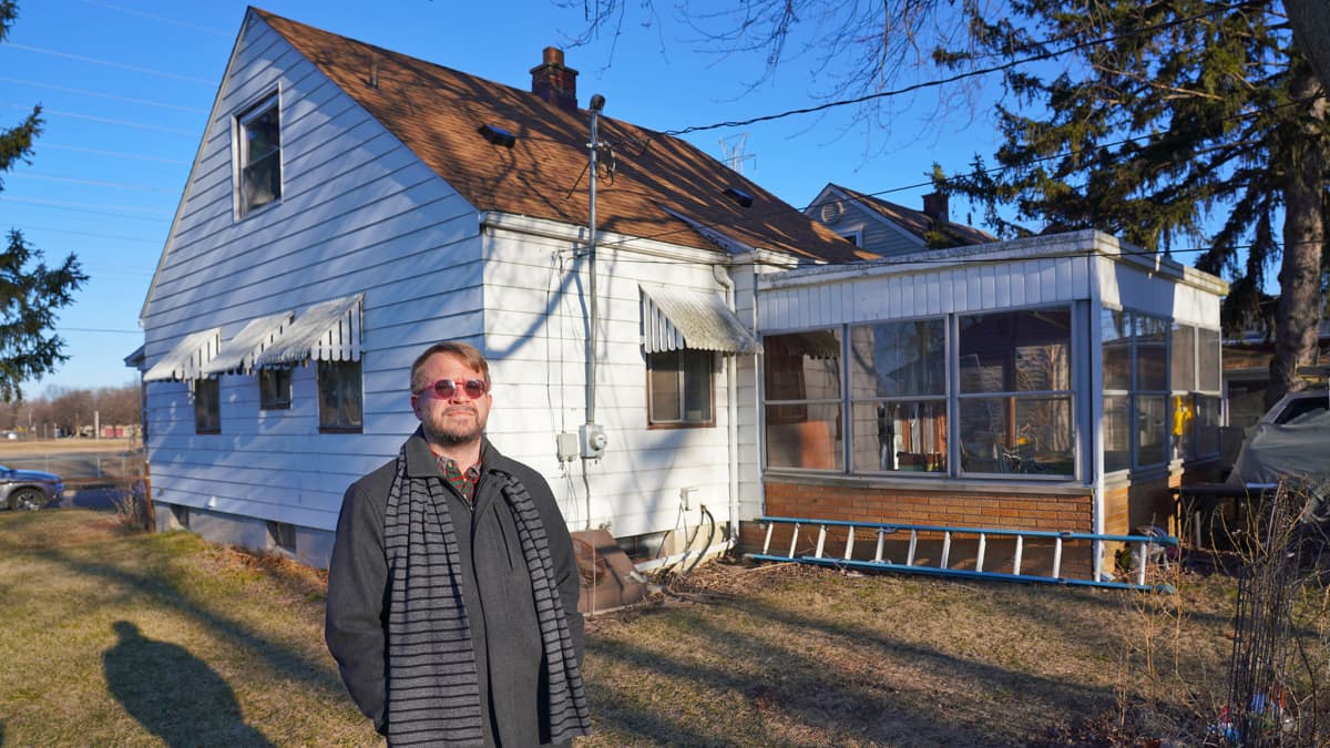 Matt Bunkelman kotitalonsa takapihalla