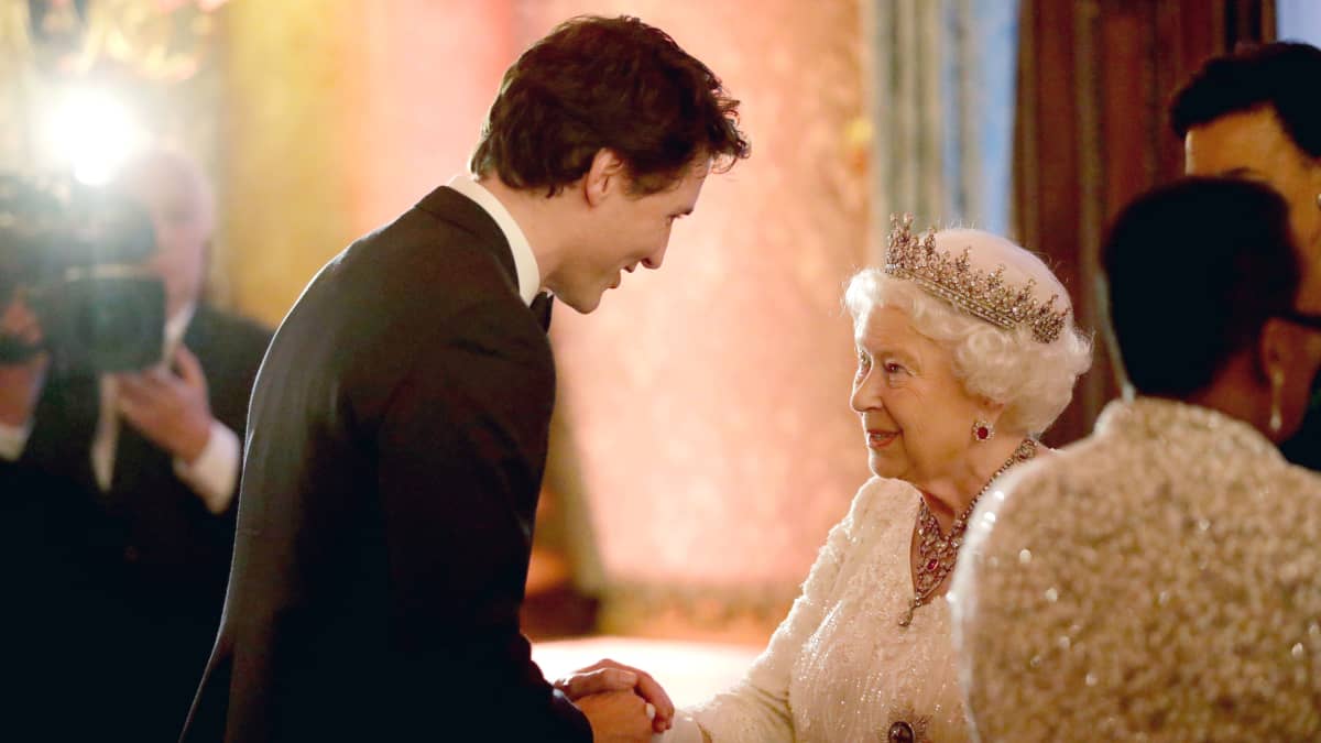Justin Trudeau ja kuningatar Elisabet kättelevät.