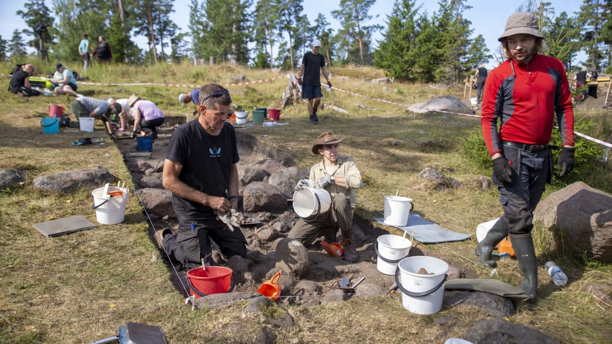 Opiskelijat kaivavat maata arkeologisella kaivauksella.