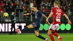 PSG:n Angel Di Maria laukoo maalin joukkueelleen Brest-ottelussa. Jere Uronen myöhästyy hieman tilanteesta. 20.8.2021