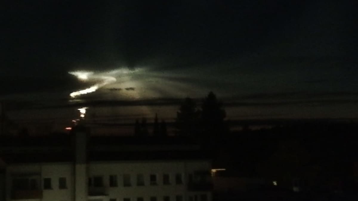 Öisellä taivaalla suikero valoilmiö.