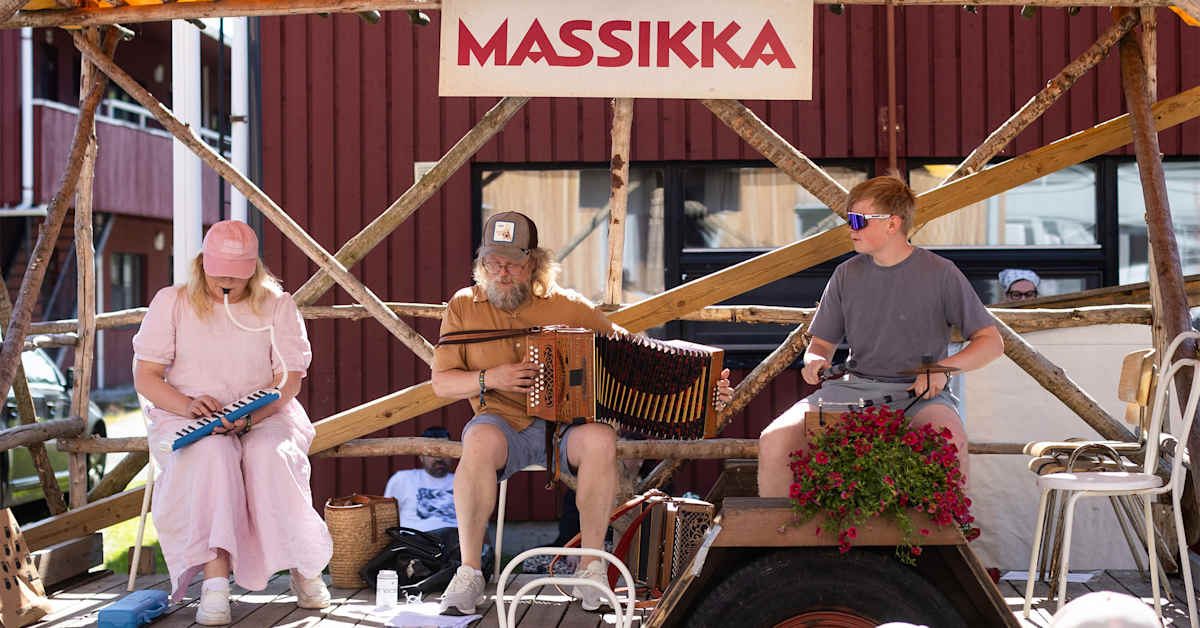 Kaustisen kansanmusiikkijuhlat täynnä yllätyksiä: luvassa ilmakitaransoittoa, unisex-asuja, polkkakisa ja taidesauna