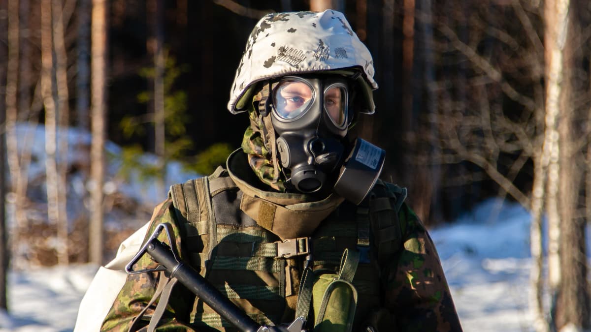 Sotilas suojeluihälytys-varustuksessa