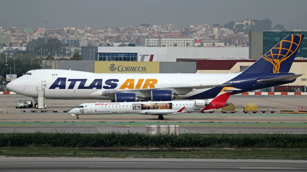 Rahtilentoyhtiö Atlas Airin Boeing 747-87UF Barcelonan lentokentällä.