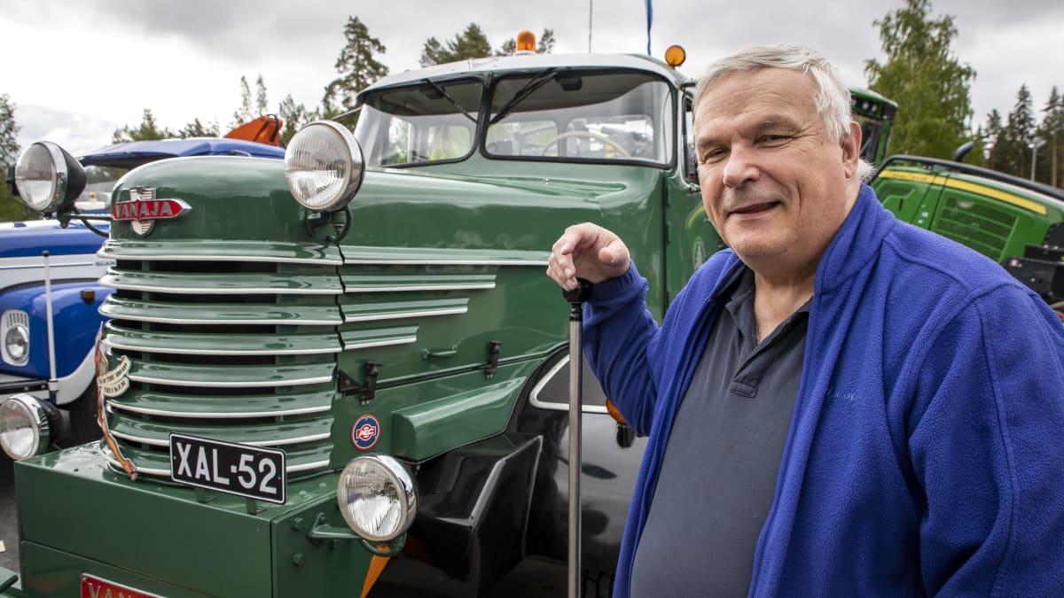 Antero Kulju  Vanaja-kuorma-auton vierellä.