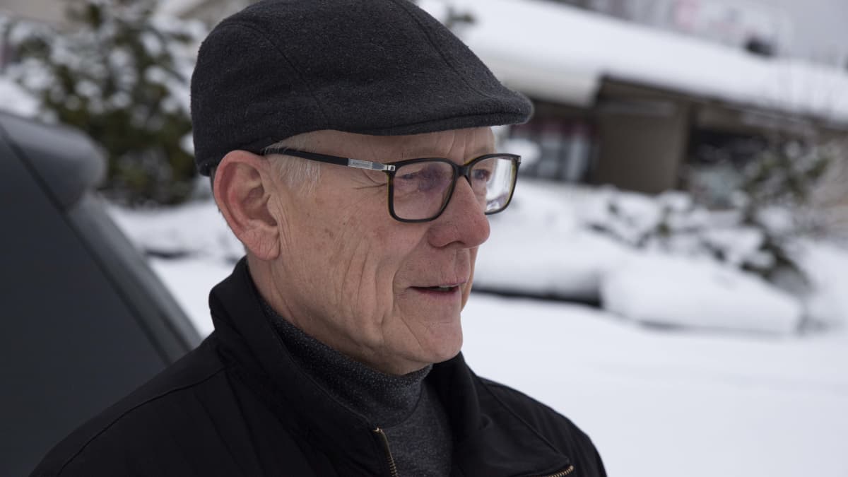 Kaavilainen Arto Nykänen seisoo pettyneenä autonsa vierellä Kaavin kylänraitilla tammikuussa 2022.