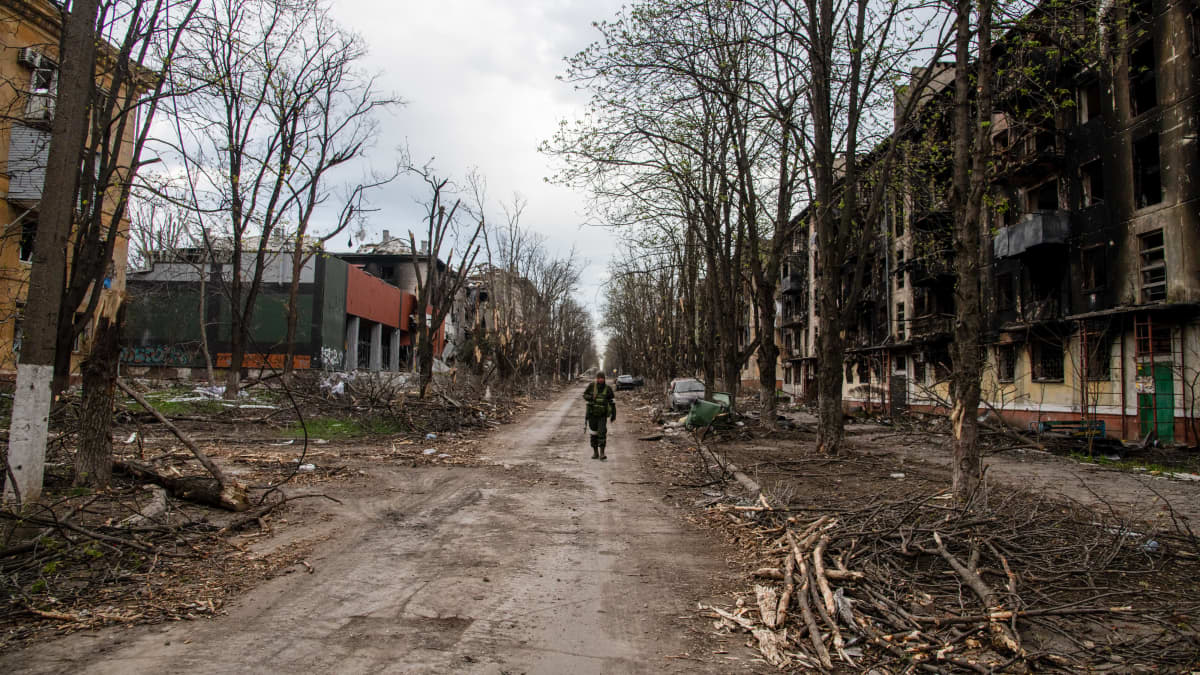 Donetskin separatistialueen nimissä olevia sotilaita taistelee Venäjän riveissä Ukrainassa. Kuvassa donetskilainen sotilas tuhotussa Mariupolissa huhtikuussa.
