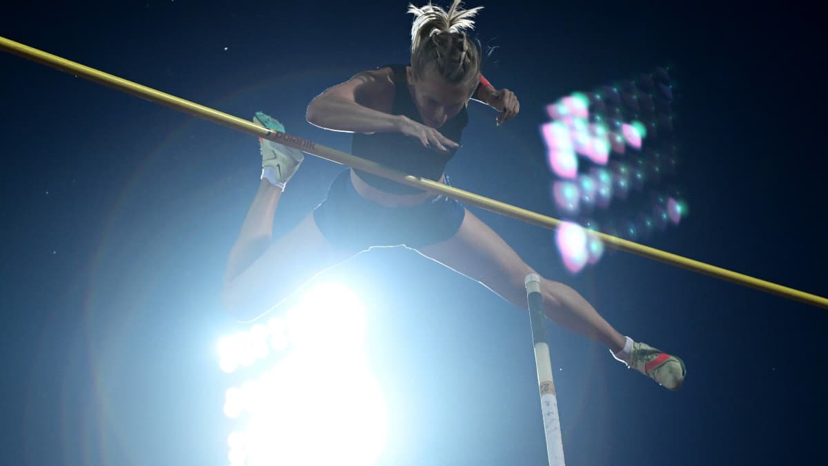 Anzhelika Sidorova on ollut maailmantilaston ykkösnimi naisten seiväshypyssä kahtena viime vuonna. Vuonna 2021 hän hyppäsi ennätyksensä 501, ja viime kauden kärkitulokseksi jäi kuvassa Venäjän mestaruuskisoissa ylittynyt 491.