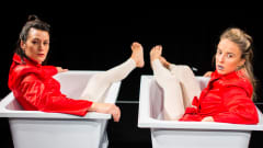 I pjäsen "Alla får vara" hyllas kroppen. På scenen Annika Åman och Alexandra Mangs.