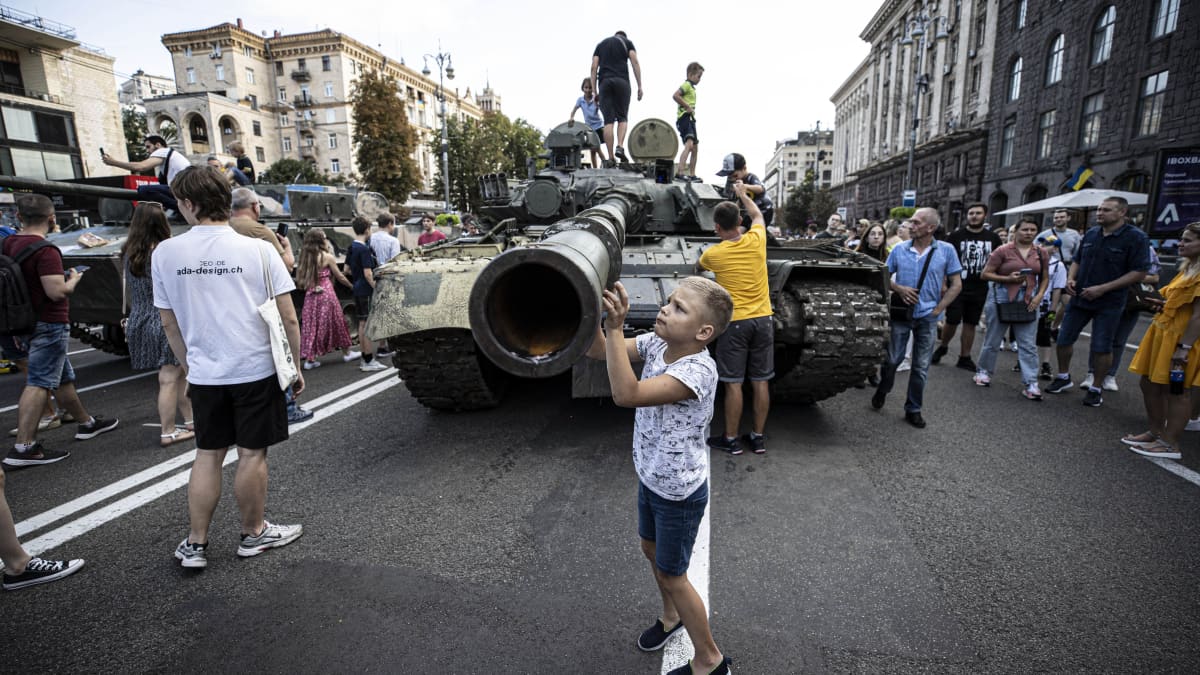 Kiovan asukkaat kokoontuivat katsomaan Venäjän tuhottua sotakalustoa Ukrainan itsenäisyyspäivänä 21. elokuuta. 