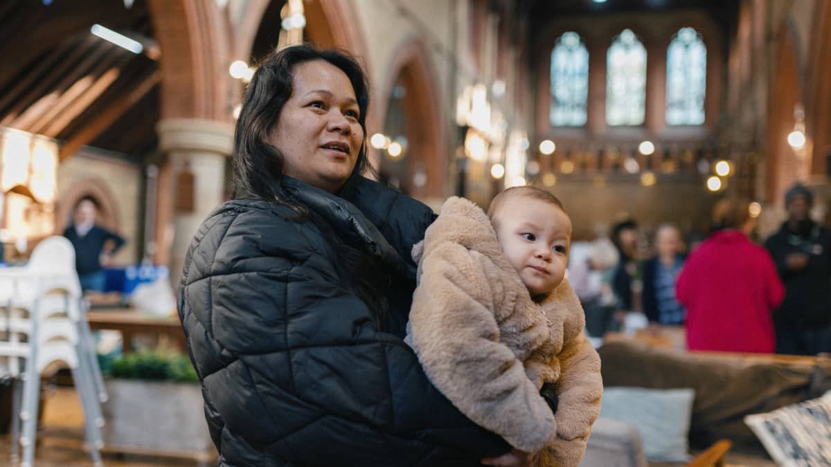 Evi Webb ja 7 kuukauden ikäinen Faith Webb Earlsfieldin ruokapankissa.