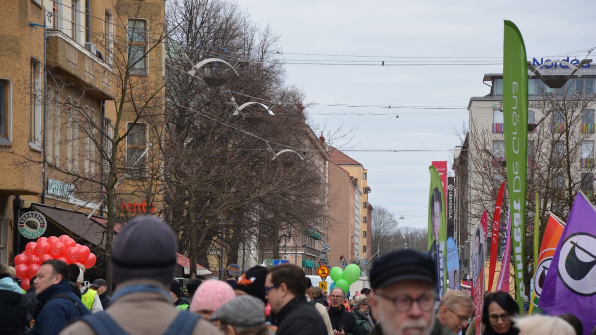 Valgata i Åbo inför riksdagsvalet 2019, ballonger från flera olika partier syns på bilden. 