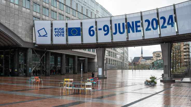 Euroopan parlamentin ulkopuolella oleva kyltti jossa EU-vaalien päivämäärä 6-9 heinäkuuta 