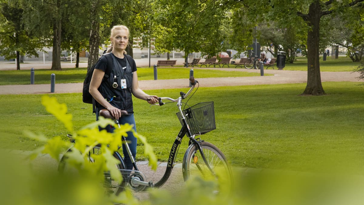 Lähihoitaja Emilia Vilokkinen pyöränsä kanssa.