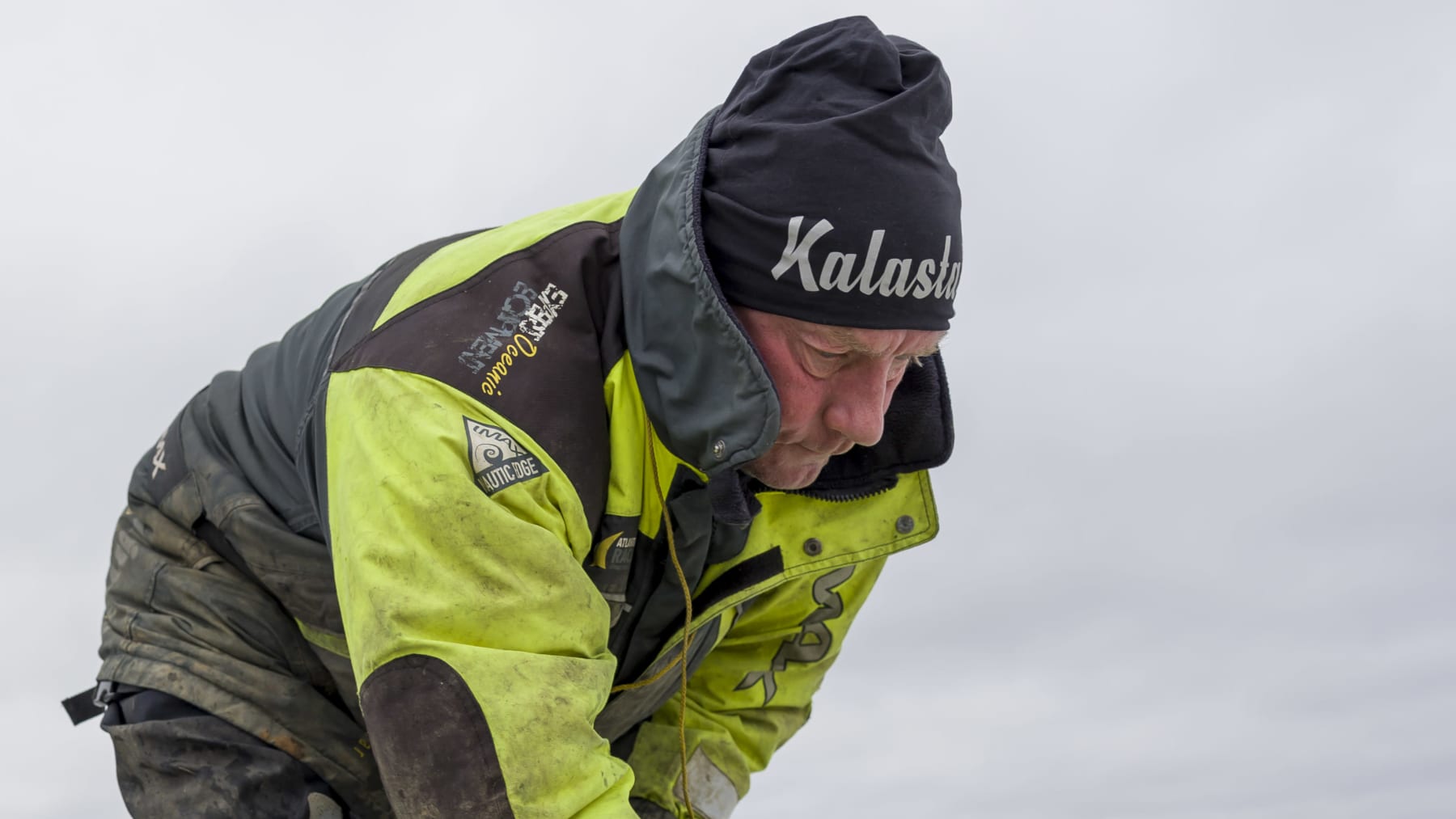 Mikael Lindholm nostaa verkkoja meren jäällä 