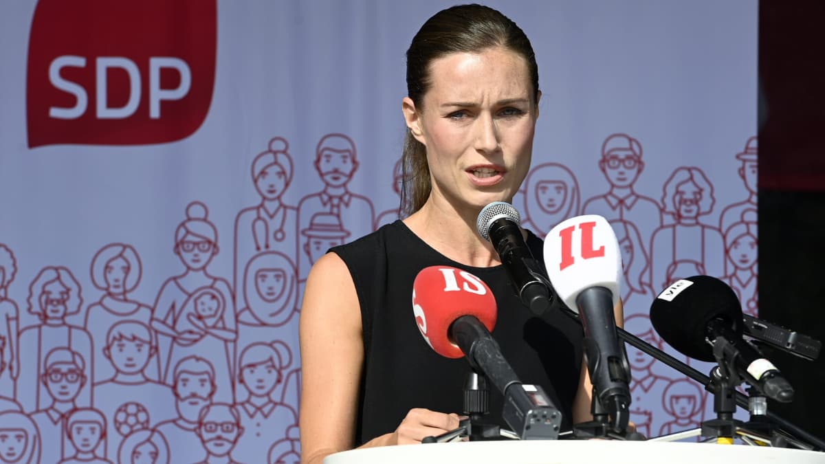 Pääministeri Sanna Marin puhuu sosialidemokraattisen ministeriryhmän, ryhmäjohdon ja puoluehallituksen kesäkokouksen yhteydessä järjestetyssä yleisötilaisuudessa Lahdessa 24. elokuuta.