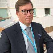 Johtajaylilääkäri Mikko Pietilä TYKSin T-sairaalan aulassa.