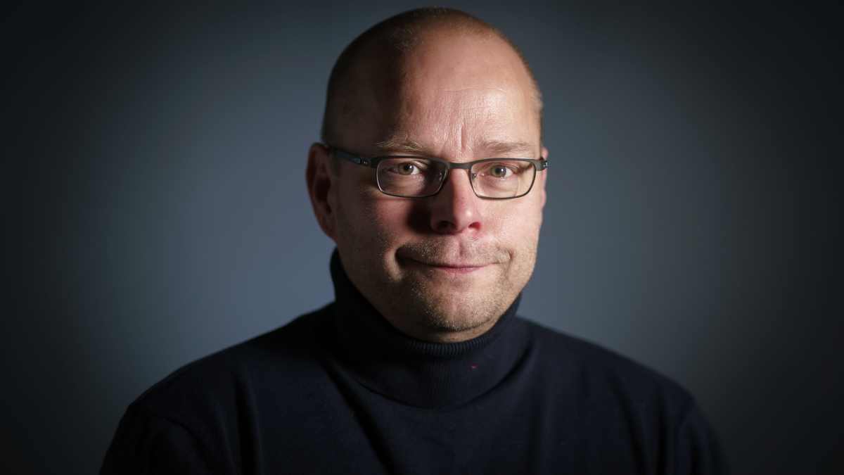 Ylen kolumnisti Roope Lipasti henkilökuvassa.
