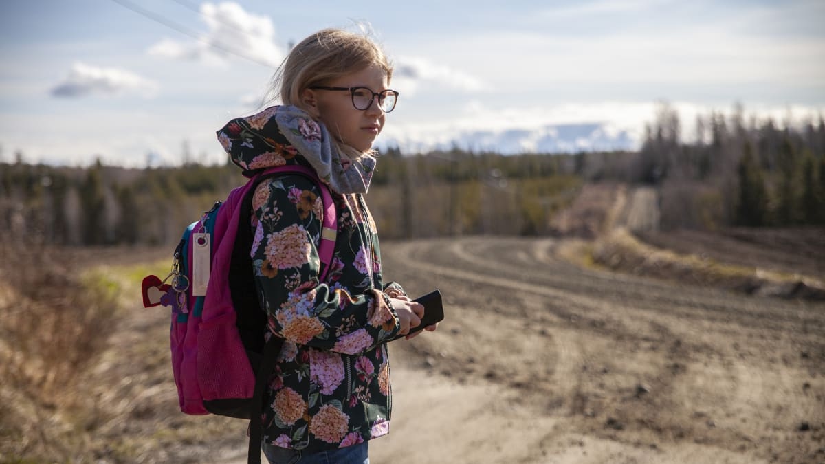 Kerttu Pirskanen odottamassa bussia