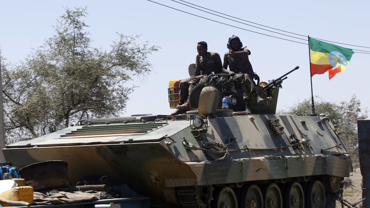 Hyökkäysvaunu jonka katolla sotilaita ja Etiopian lippu