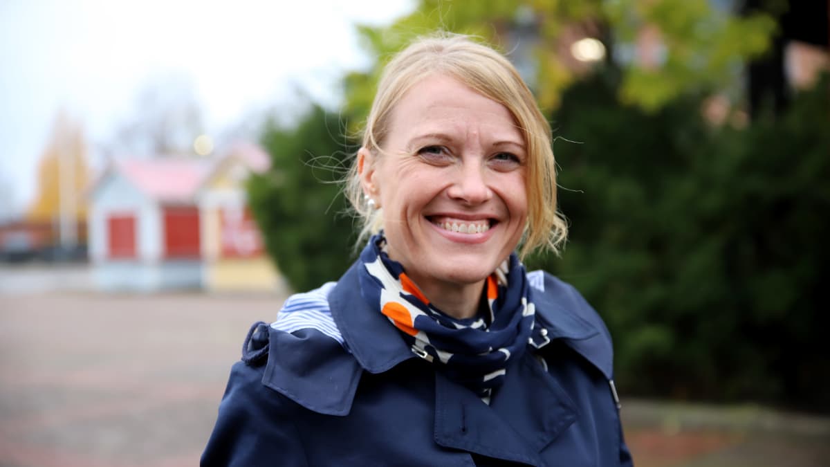 Rinna Ikola-Norrbacka hymyilee kameralle