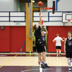 Kouvolan urheiluakatemian pelaajia koripalloharjoituksissa Mansikka-ahon urheiluhallilla Kouvolassa.