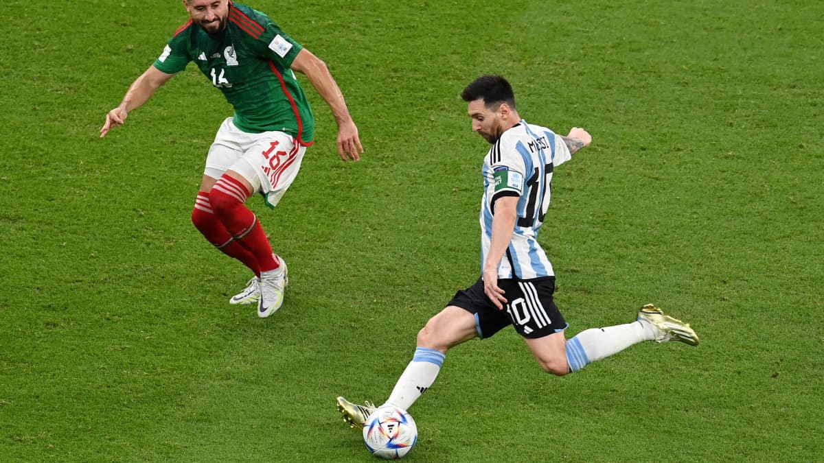 Lionel Messi laukoo pallon maaliin Meksikoa vastaan.