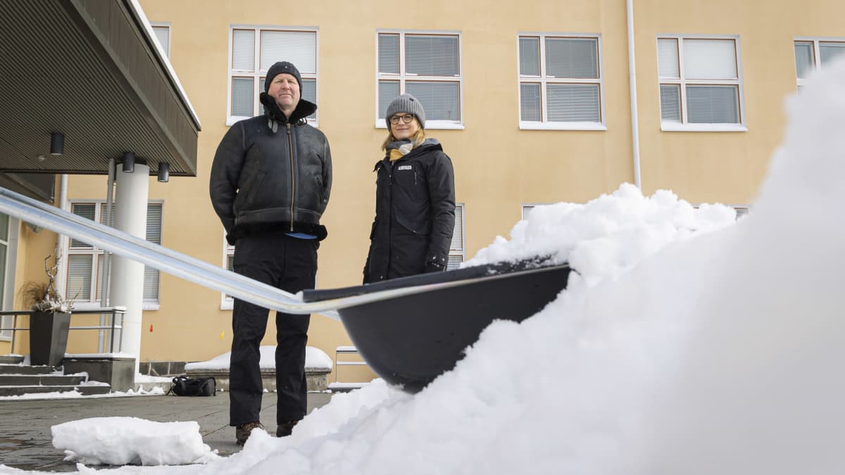 Likesin Testauspäällikkö Jarmo Heiskanen seurasi lumityötestin sujumista Jyväskylän ammattikorkeakoulun pihalla.