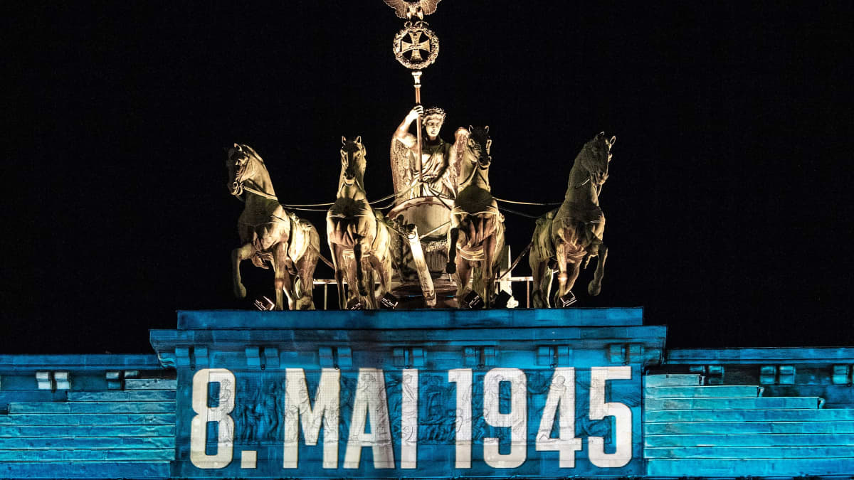 Brandenburgin porttiin on heijastettu teksti 8. Mai 1945 ja sen alla kiitoksia eri kielillä. Kuvassa näkyy englanniksi THANK YOU ja ranskaksi MERCI.