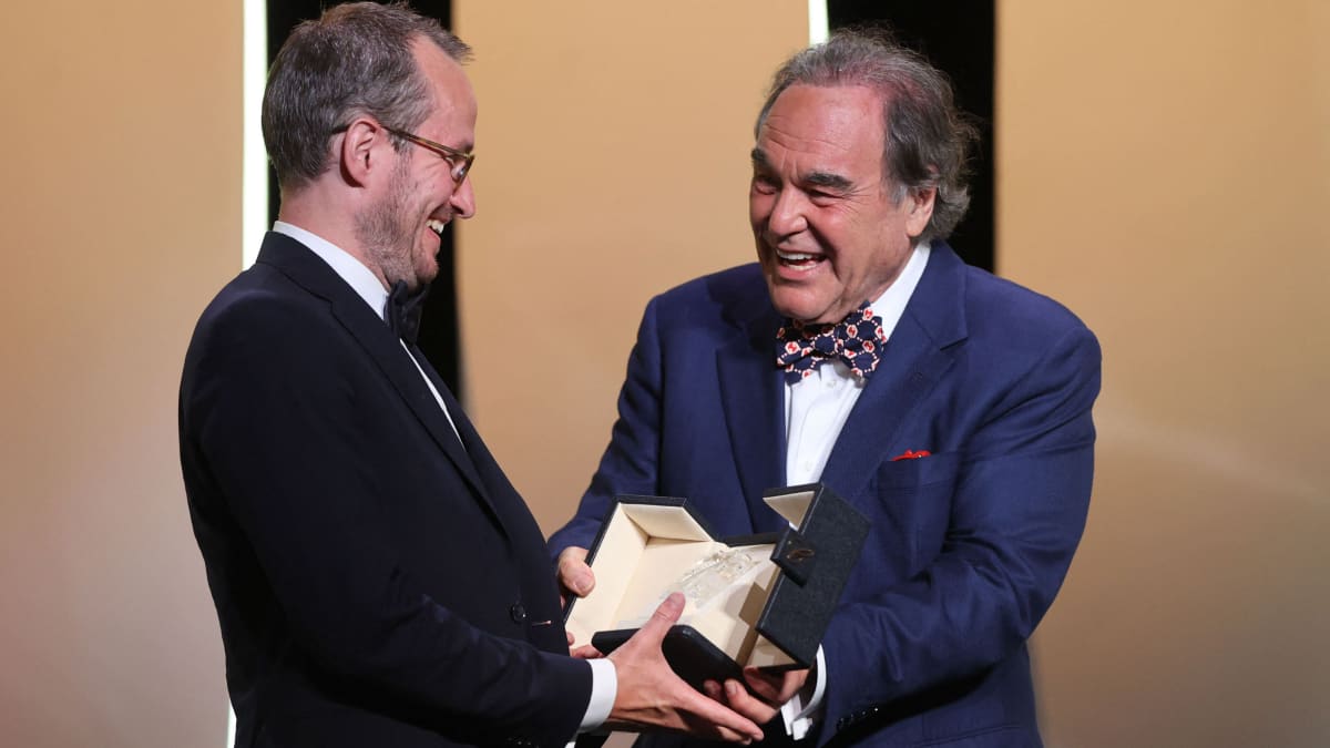 Elokuvaohjaaja Oliver Stone ojentaa suomalaisohjaaja Juho Kuosmaselle Cannesin elokuvajuhlien Grand Prix -palkinnon.