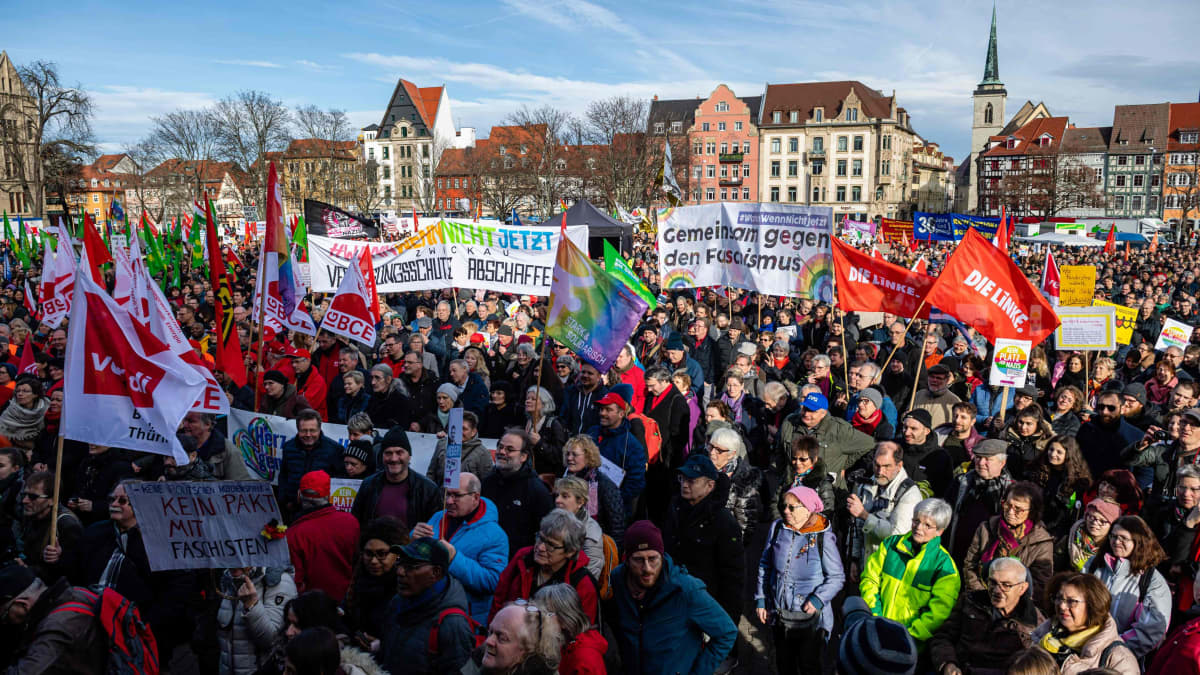 Mielenosoittajat marssivat lauantaina fasismia vastaan Erfurtissa.