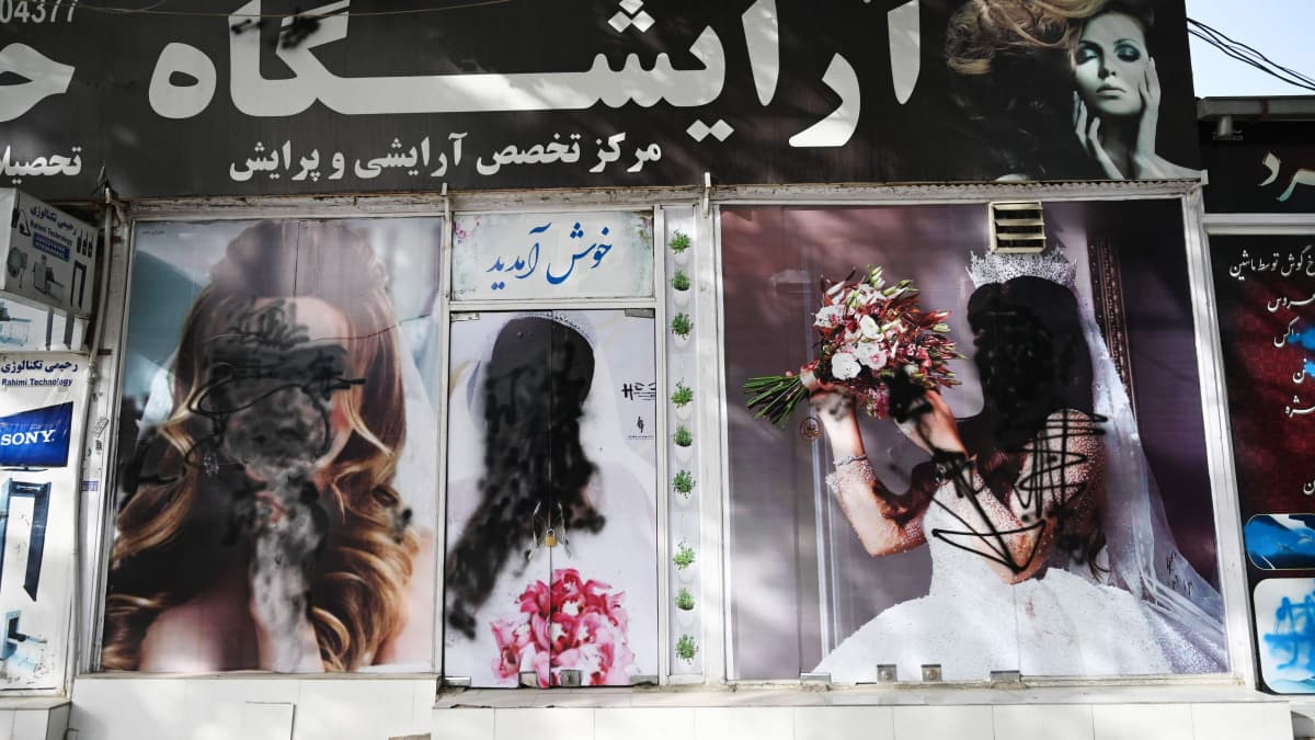 Reklam för en skönhetssalong i Kabul 18.8.2021. Översprayade kvinnoansikten.