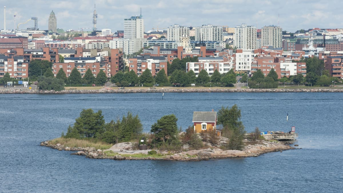 Katajanokanluoto on pieni kivinen saari aivan Helsingin kantakaupungin edustalla.