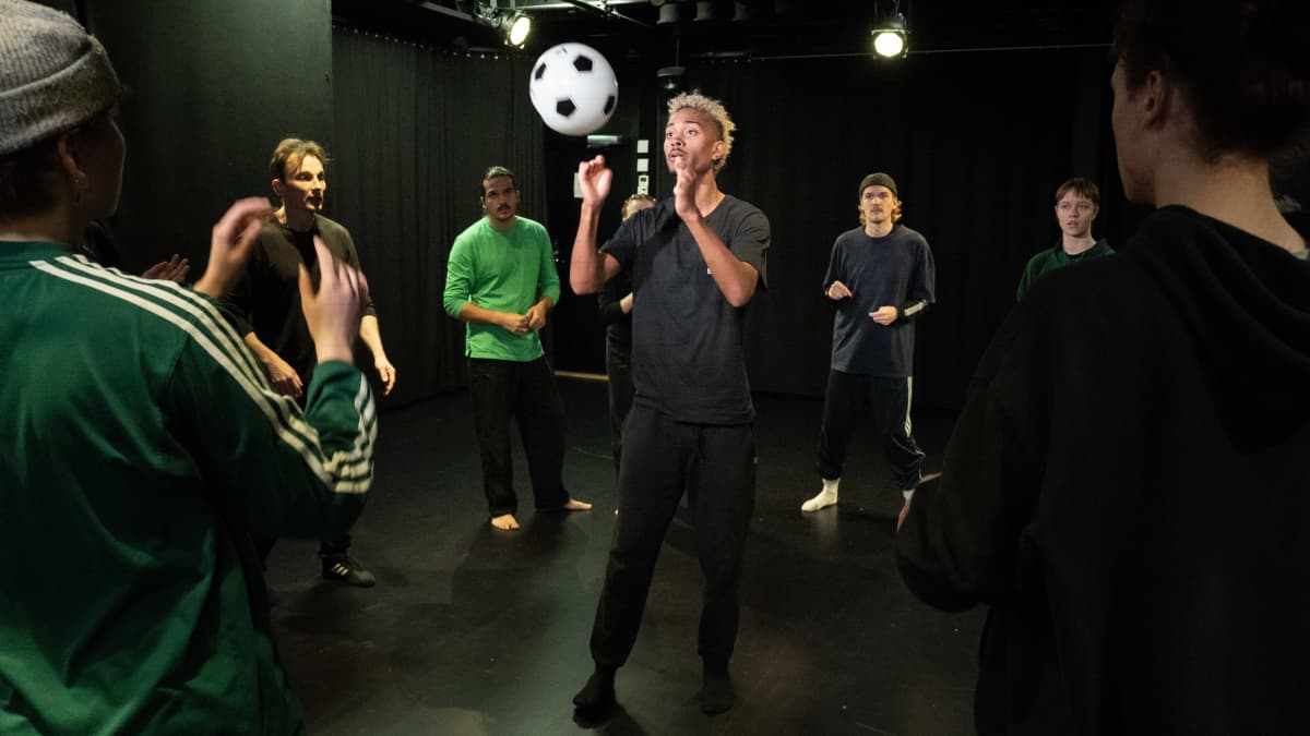 Leo Ikhilor koppaamassa palloa fyysisen teatterin oppitunnilla Tampereen Nätyllä.