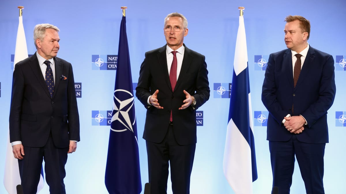 Utrikesminister Pekka Haavisto, Natos generalsekreterare Jens Stoltenberg, försvarsminister Anssi Kaikkonen