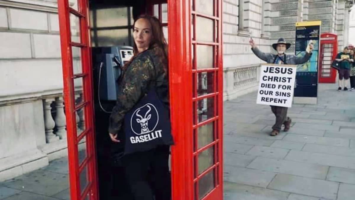 Jonna Janetzkon kuva on manipuloitu lontoolaiseen punaiseen puhelinkoppiin