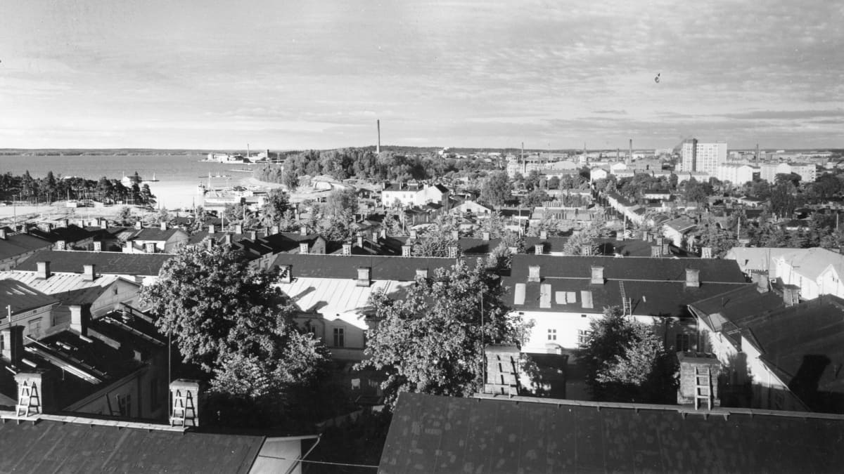 Amurin puutaloja. Korkealta otetussa kuvassa näkyy etualalla katto ja sisäpiha, kuva on otettu Tampereen keskustan suuntaan 1960.