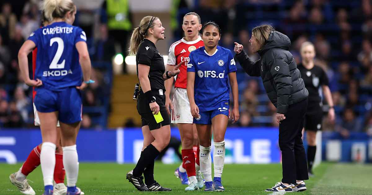 Chelsean päävalmentaja raivostui, kun hiuksista vetämisestä ei tullut rangaistusta – sai itse punaisen kortin
