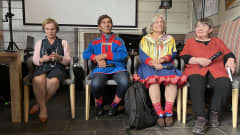Sámiid duohtavuođa- ja soabadankomišuvnna komissárat Hannele Pokka, Heikki Paltto, Anni-Siiri Länsman ja Irja Jerfemoff čohkkájit panelaságastallamis.