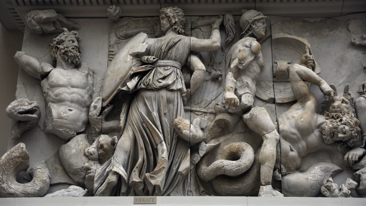Kolmikasvoinen jumalatar Hekate taistelee Klytiosta vastaan. Friisi. Pergamon museo, Berliini.